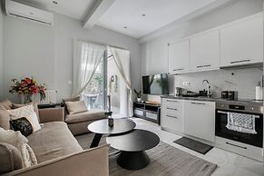Kolonaki Cocoon - 2-BR Stylish Apt with Backyard in Kolonaki