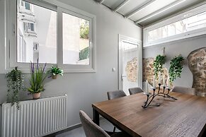 Kolonaki Cocoon - 2-BR Stylish Apt with Backyard in Kolonaki