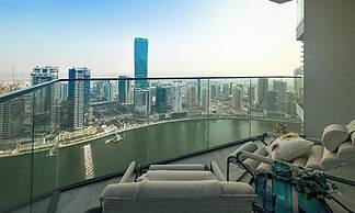 Luxury 1 BR with Stunning Water Views