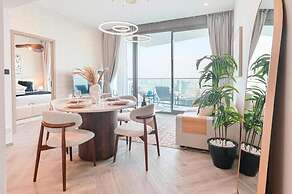 Luxury 1 BR with Stunning Water Views