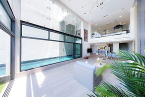 Massive 4 Bedroom with Cinema & Gym