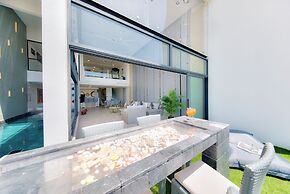 Massive 4 Bedroom with Cinema & Gym