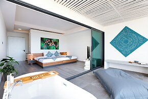 Massive 4 Bedroom with Cinema & Gym