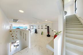 Massive 4 Bedroom with Cinema & Gym