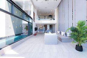 Massive 4 Bedroom with Cinema & Gym