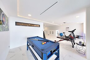 Massive 4 Bedroom with Cinema & Gym