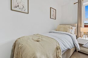 Apartment Sleeps 6 With Parking