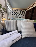 3bed Apartment- Garden, Private Pool, Free Parking