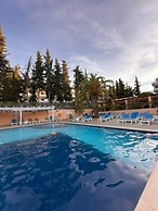 3bed Apartment- Garden, Private Pool, Free Parking