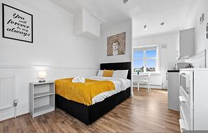 Comfort Studio Leeds Ideal for Work Study Street Parking
