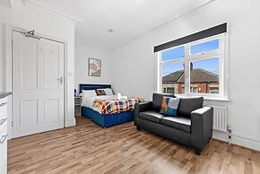 Large Modern Leeds Stay w 8 Private Ensuite Studio