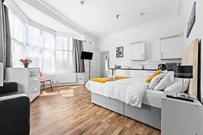 Large Modern Leeds Stay w 8 Private Ensuite Studio