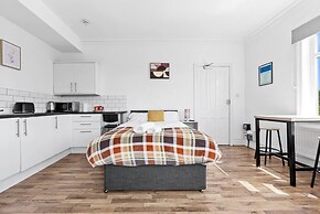 Large Modern Leeds Stay w 8 Private Ensuite Studio