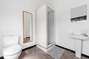 Large Modern Leeds Stay w 8 Private Ensuite Studio