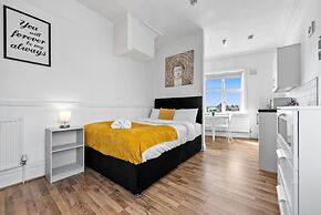 Large Modern Leeds Stay w 8 Private Ensuite Studio