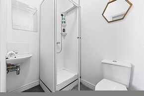 Large Modern Leeds Stay w 8 Private Ensuite Studio