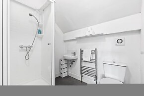 Large Modern Leeds Stay w 8 Private Ensuite Studio