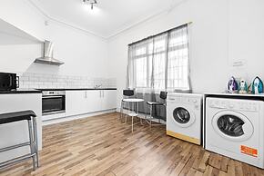 Large Modern Leeds Stay w 8 Private Ensuite Studio