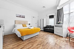 Large Modern Leeds Stay w 8 Private Ensuite Studio