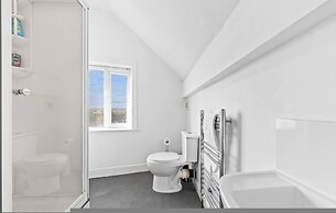 Large Modern Leeds Stay w 8 Private Ensuite Studio