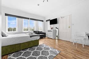 Large Modern Leeds Stay w 8 Private Ensuite Studio