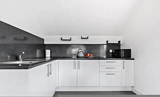 Large Modern Leeds Stay w 8 Private Ensuite Studio