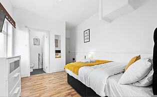 Large Modern Leeds Stay w 8 Private Ensuite Studio
