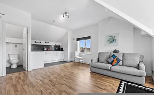 Large Modern Leeds Stay w 8 Private Ensuite Studio