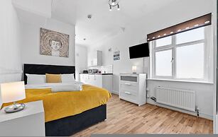 Large Modern Leeds Stay w 8 Private Ensuite Studio