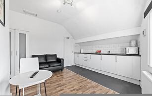 Large Modern Leeds Stay w 8 Private Ensuite Studio