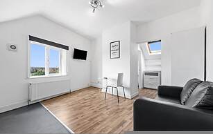 Large Modern Leeds Stay w 8 Private Ensuite Studio