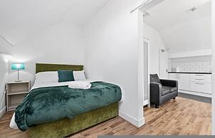 Large Modern Leeds Stay w 8 Private Ensuite Studio