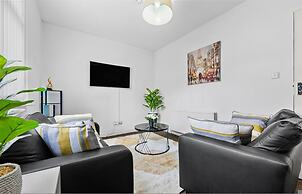 Large Modern Leeds Stay w 8 Private Ensuite Studio