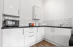 Large Modern Leeds Stay w 8 Private Ensuite Studio
