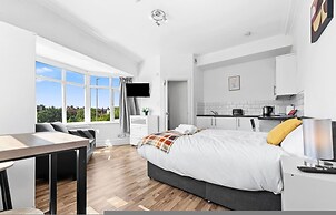 Large Modern Leeds Stay w 8 Private Ensuite Studio