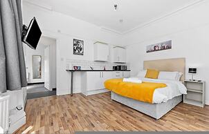 Large Modern Leeds Stay w 8 Private Ensuite Studio