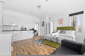 Large Modern Leeds Stay w 8 Private Ensuite Studio