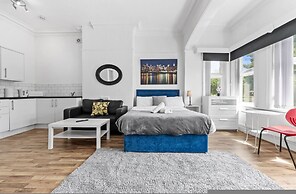 Large Modern Leeds Stay w 8 Private Ensuite Studio