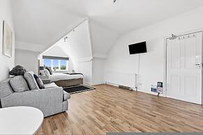 Large Modern Leeds Stay w 8 Private Ensuite Studio
