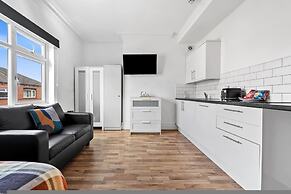 Large Modern Leeds Stay w 8 Private Ensuite Studio