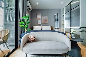 Charming balcony studio in Title Legend