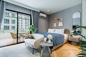 Charming balcony studio in Title Legend