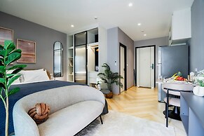 Charming balcony studio in Title Legend
