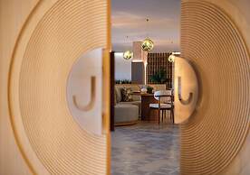 Ray Hotel by Cloud 7