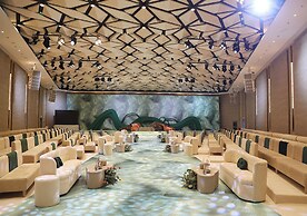 Ray Hotel by Cloud 7