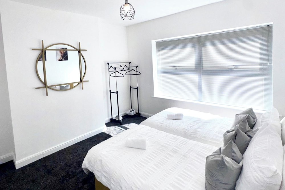 Apartment Sleeps 4 With Garden & Wifi