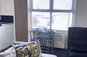 Apartment Sleeps 4 With Garden & Wifi