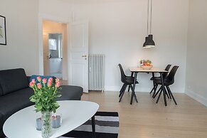 Apartment Sleeps 2 With Garden