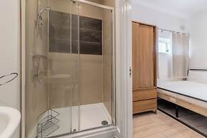 Central - Stay 4 - Parking - Wifi - Near Transport