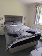 Static Caravan 2 Bed Sleeps 6 Overlooking Water